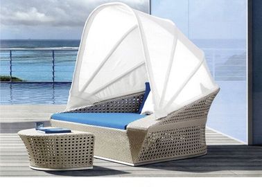 รูปไข่ครึ่งสไตล์หวาย PE เตียงอาบแดดลานเฟอร์นิเจอร์ Chaise Lounge ที่มีหลังคา